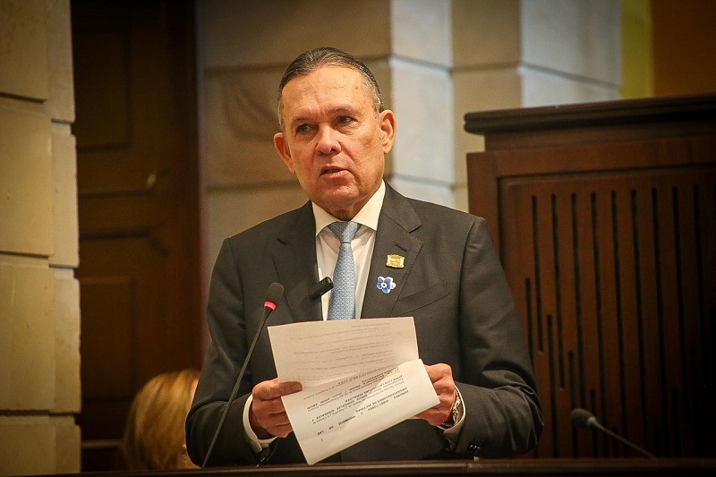 El presidente del Congreso de Colombia, Efraín Cepeda Sarabia, al instalar la conmemoración del Día Nacional de la Memoria y la Solidaridad con las Víctimas del Conflicto Armado, en el Capitolio Nacional, destacó que las 9.8 millones de personas que han sufrido, de una otra manera, el conflicto armado en el país, “son la reserva moral de Colombia”, por eso fue vehemente en señalar que el país “tiene una deuda con las víctimas y tenemos el deber de saldarla”.