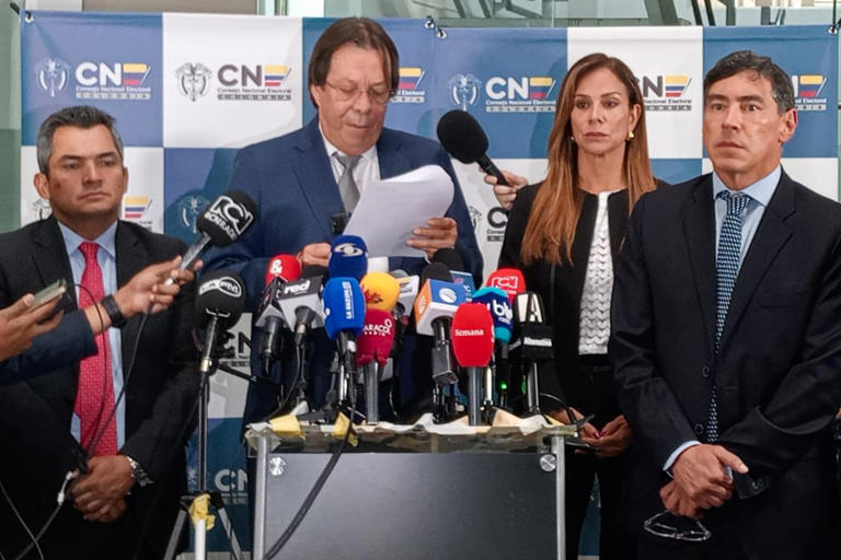 La sala plena del Consejo Nacional Electoral decidió por mayoría iniciar investigación formal contra la campaña que llevó a la jefatura de Estado a Gustavo Petro, proceso que si se le comprueba que se excedió en los gastos que establece la ley, terminaría en sanciones y se abriría un proceso en la Comisión de Investigación y Acusación de la Cámara de Representantes.
