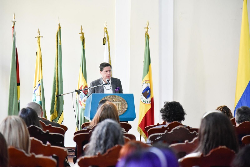 El ministro del interior, Juan Fernando Cristo Bustos, anunció desde el Salón de la Constitución en el Capitolio Nacional, el fondo “No es Hora de Callar”, incluido en la Ley 2358 de 2024, con el objeto de financiar programas orientados a la prevención, protección y asistencia de mujeres periodistas y comunicadoras víctimas de violencia de género. 