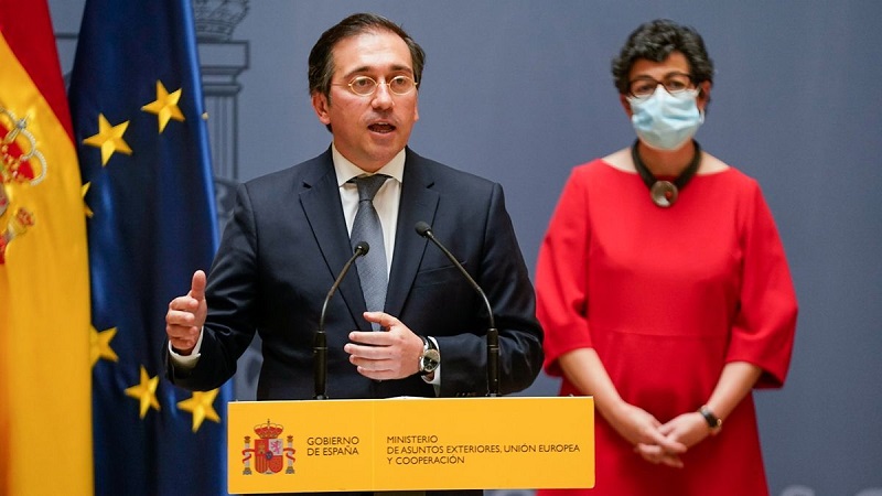 El ministro de Asuntos Exteriores, Unión Europea y Cooperación, José Manuel Albares, recibió el informe definitivo de la Comisión de la Verdad de Colombia, en el que se repasa más de medio siglo de conflicto con las FARC y se plantean recomendaciones para el futuro.