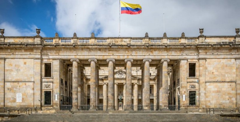 El proyecto de Acto legislativo fue presentado por los senadores Ernesto Macías y Paloma Valencia del partido Centro Democrático, lo que se convierte en una prioridad para dicha colectividad en este último periodo de sesiones ordinarias del Gobierno del presidente Iván Duque 