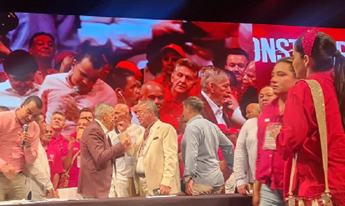 El expresidente César Gaviria Trujillo fue ratificado como director del Partido Liberal para los próximos dos años, al alcanzar 582 votos de los 776 convencionistas que asistieron al evento en Cartagena.