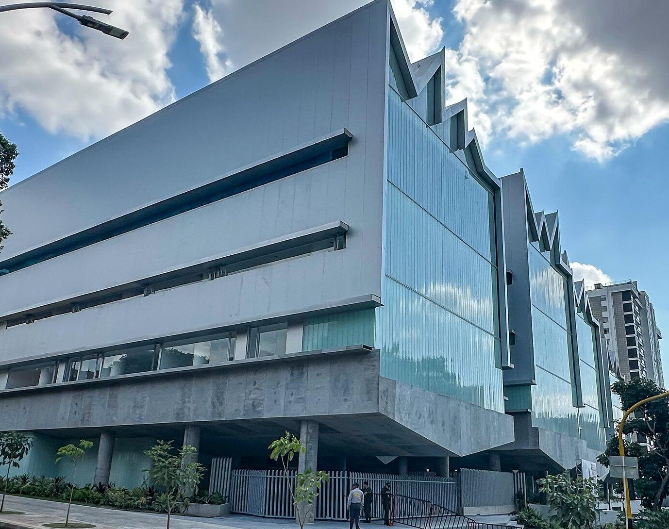 El evento de inauguración contó con la presencia del presidente de la República, Gustavo Petro, quien visitó Bucaramanga en compañía de los ministros de Salud y Educación para destacar la importancia de esta obra en el desarrollo científico y educativo del país.