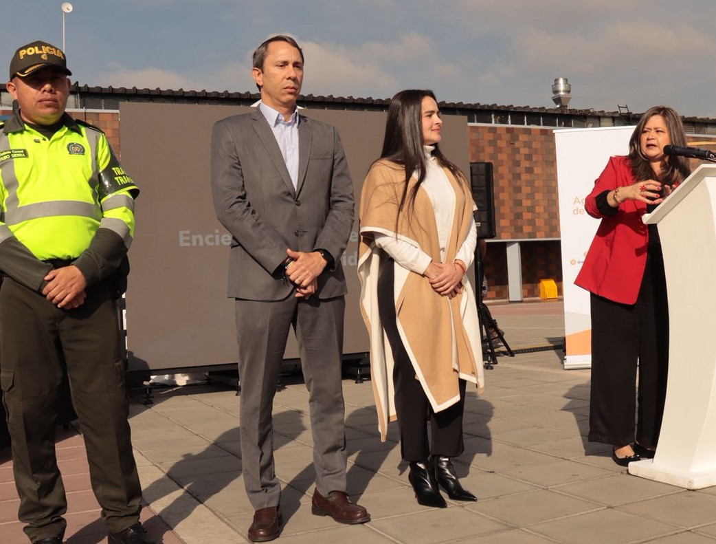 Con el inicio de diciembre, una de las épocas más alegres y familiares del año, también se encienden las alertas en materia de seguridad vial: El Gobierno Nacional y el Sector Transporte activaron el Plan Navidad 2025, una estrategia de choque para reducir la siniestralidad en el mes con mayor número de muertes en carretera.