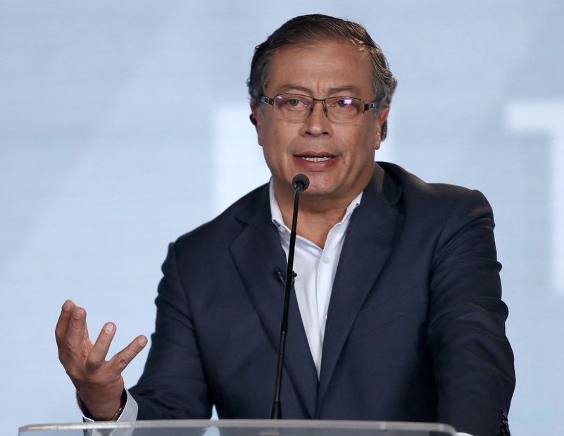 Senado autoriza salir del país al expresidente Petro