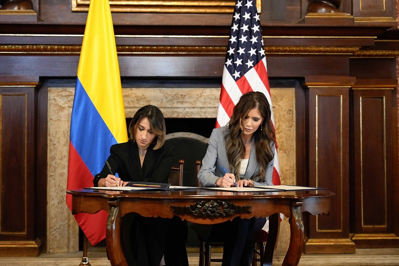 La ministra de relaciones exteriores, Laura Sarabia, y la secretaria de seguridad nacional de Estados Unidos, Kristi Noem, abrieron paso a una alianza, con una carta de intención, para blindar la seguridad de las dos naciones en temas relacionados con asuntos migratorios, seguridad hemisférica, política de drogas y lucha contra la delincuencia organizada transnacional.