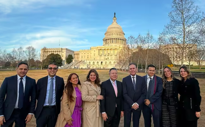 Con el liderazgo del presidente del Congreso, Efraín Cepeda, senadores piden ante la Comisión Interamericana de Derechos Humanos (CIDH), medidas cautelares por considerar que el jefe de Estado Gustavo Petro lleva a cabo una persecución política, luego del archivo de la reforma laboral, presentada por el Gobierno.  