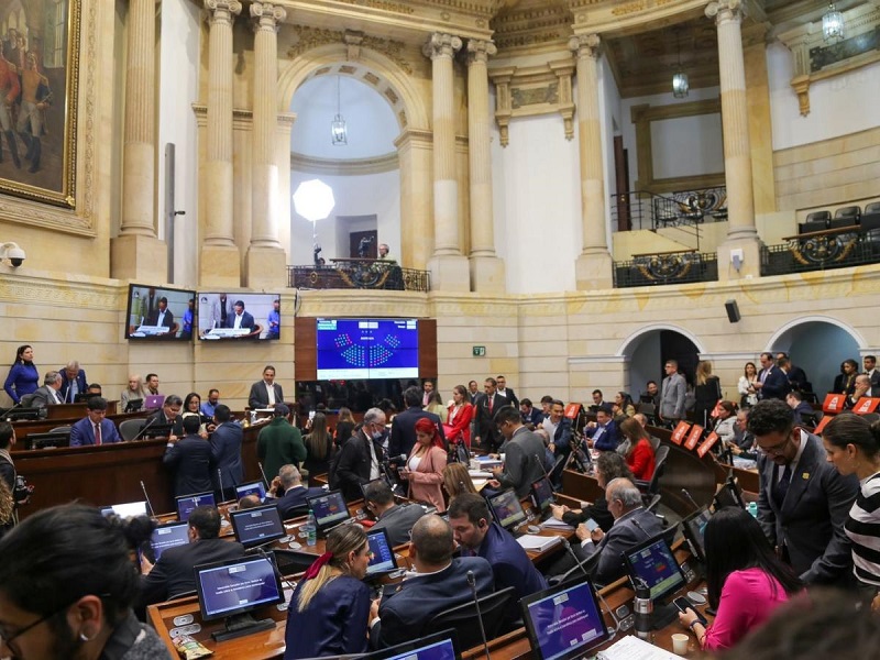 Dos ponencias distintas, una: del Pacto Histórico y otra, la de la oposición y los partidos independientes, rompen la viabilidad del consenso, y al contrario, el proyecto queda en riesgo en su último debate, porque el ‘voto limpio’ sería el protagonista que define el futuro de la educación en Colombia.