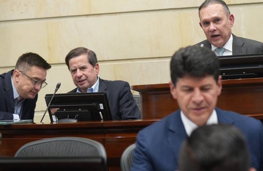 La plenaria del Senado aprobó con 75 votos el proyecto de acto legislativo que establece un nuevo régimen en el Sistema General de Participaciones y que permitirá fortalecer con más recursos a los departamentos, distritos y municipios, con autonomía administrativa, para solucionar los problemas de los entes territoriales, que han estado ausentes por el centralismo estatal. 