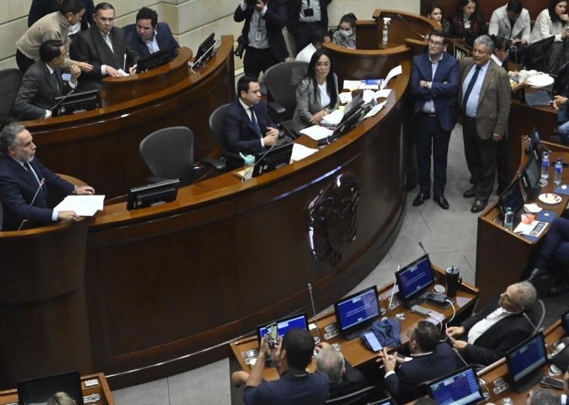 Las 12 preguntas de la consulta popular con las que el Gobierno Nacional busca convocar a los colombianos a las urnas, tuvo su primera discusión en la plenaria del Senado de la República. 
