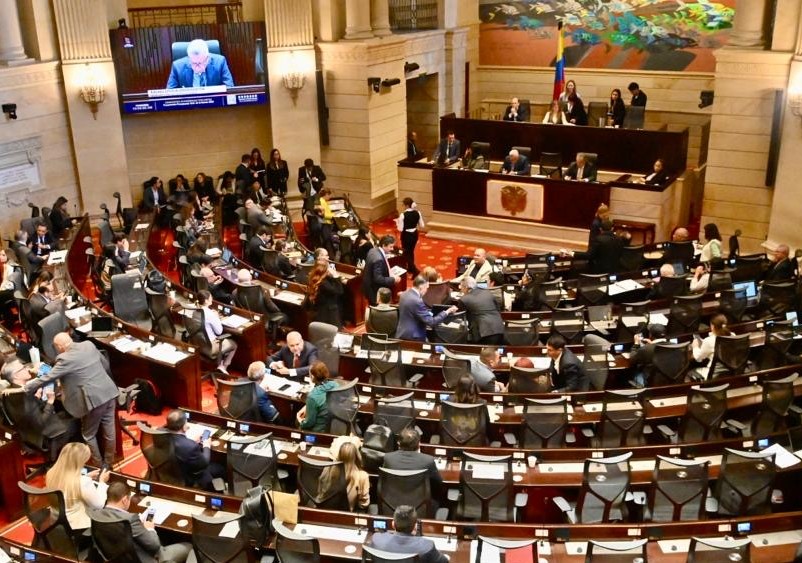 El ministro de Hacienda Germán Ávila llevó a cabo la apertura de la discusión en primer debate del Presupuesto General de la Nación para la vigencia del 2026, explicando los alcances de dicha iniciativa gubernamental, lo que generó de entrada controversia porque es un proyecto “que está desfinanciado”, tema que reconoce el gobierno y que critican senadores y representantes de las diferentes bancadas. 