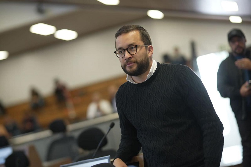 La iniciativa del concejal Andrés Barrios fue radicada tras recibir múltiples quejas de padres de familia, colegios, fundaciones e iglesias, ante la falta de medidas por parte del Distrito para prohibir el consumo de sustancias psicoactivas en el espacio público.  