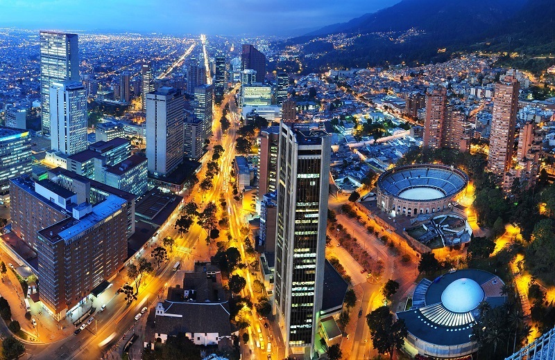 La alcaldesa de Bogotá, Claudia López, anunció  que a partir de este martes se inician la reapertura económica, tras señalar que la vacuna contra el COVID 19 está en marcha, además porque gran parte de las personas mayores ya están vacunadas, los médicos y el personal de salud están vacunados y avanza la de los docentes y personal de plantas educativas.