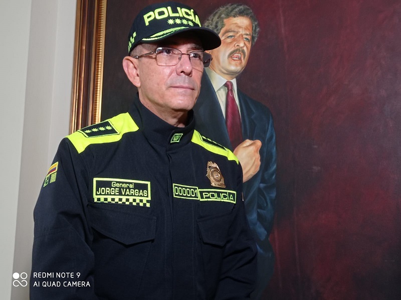 El Director Nacional de la Policía, General Jorge Luis Vargas Valencia, es un santandereano franco y directo, que en cada frase que responde demuestra que nació para ser policía. Su vocación y servicio para defender a la institución, es directamente proporcional en su lucha contra la criminalidad.