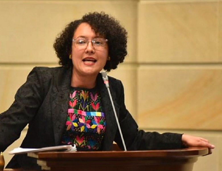 Para hablar del tema, entrevistamos a la senadora Isabel Cristina Zuleta, Pacto Histórico, quien asumió la coordinación y liderazgo de dicha comisión que ya cuenta con diagnóstico, conclusiones y propuestas para garantizar la soberanía sobre nuestros minerales, el cuidado del agua, la vida, el ambiente y el bienestar de las personas y comunidades.
