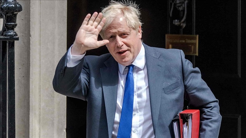 Al perder el apoyo de su Partido Conservador y una intensa presión política, por escándalos, el primer ministro del Reino Unido, Boris Johnson, dimitió a su cargo, pero continuará en su cargo mientras que sea elegido su sucesor.
