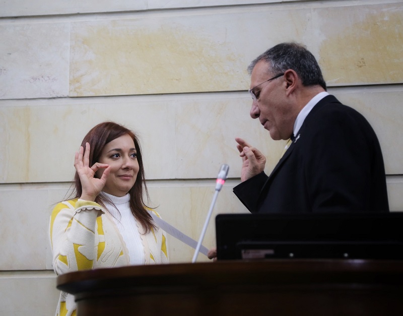 La plenaria del Senado por 89 votos a favor ratificó como Directora Administrativa a Astrid Salamanca Rahin, como reconocimiento a su hoja de vida y experiencia en el cargo, tal como lo destaca el resultado de su elección, labor que ha permitido el avance de la corporación en sus funciones legislativas, y administrativo, para la modernización del Congreso.