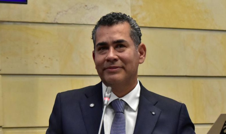 “Cuando silencian a un periodista, no solo pierde su familia…, pierde la democracia”: advierte senador Chacón al despedirse del Congreso
