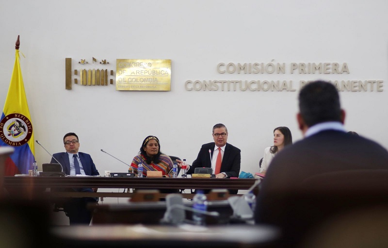 Después de 9 horas de discusión y votación, la comisión primera del Senado le abrió paso al proyecto que establece un nuevo código electoral en Colombia, iniciativa que cuenta con 272 artículos que serán sometidos a consideración en la plenaria de dicha corporación y luego, si es aprobada, sigue su trámite en la Cámara de Representantes.  
