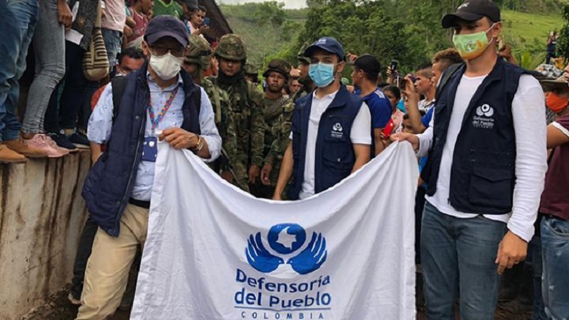 El defensor del pueblo, Carlos Camargo, exhortó al Gobierno a proteger la vida y de inmediato establecer estrategias que le permitan a dicha población, la serena convivencia, que ha sido atacada por las organizaciones criminales. 