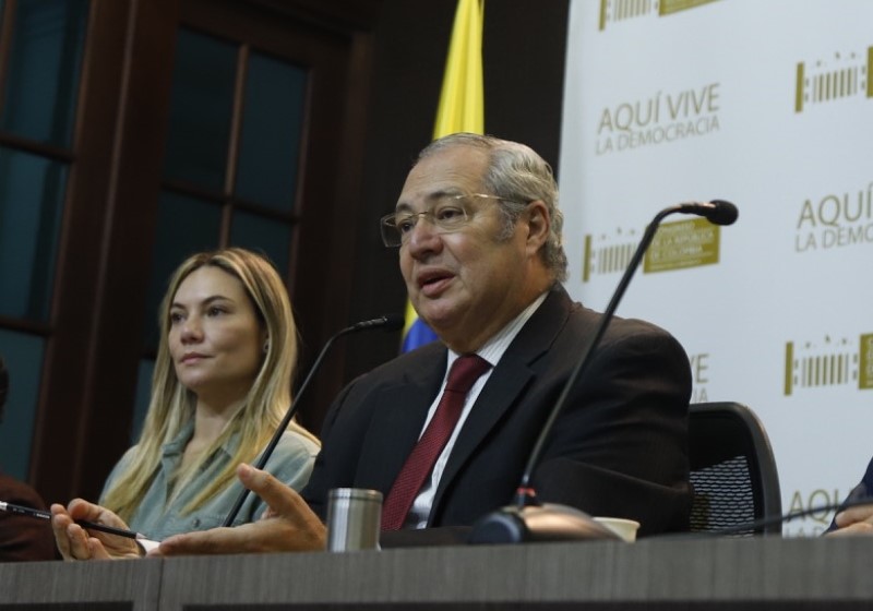 El recién electo presidente del Congreso, Iván Name Vásquez, instó a no convocar de manera inconveniente al pueblo a la calle e hizo un llamado a la “responsabilidad civil”, porque, según él, “saldrán las leyes que convengan a Colombia… Las que no convengan, no las vamos a aprobar".