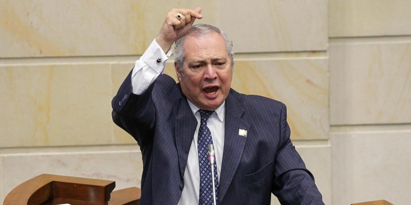 El presidente del congreso, Iván Name, desmintió acusaciones en su contra en el escándalo de corrupción en la Unidad Nacional para la Gestión del Riesgo de Desastres (Ungrd) al asegurar no tener relación alguna con Sneyder Pinilla, exdirectivo de la entidad, que lo señalan de recibir $3.000 millones provenientes de un contrato para abastecer de agua La Guajira, a cambio de facilitar el trámite de reformas sociales impulsadas por el Gobierno.