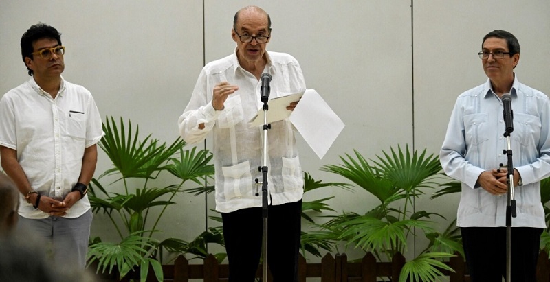 Todo sucedió después de la visita oficial de dos días del Gobierno de Colombia a Cuba, cuya delegación la integran el canciller Álvaro Leyva Durán; el senador Iván Cepeda Castro e Iván Danilo Rueda, alto comisionado para la Paz, donde se logró un acuerdo para avanzar en la búsqueda de una negociación de paz.