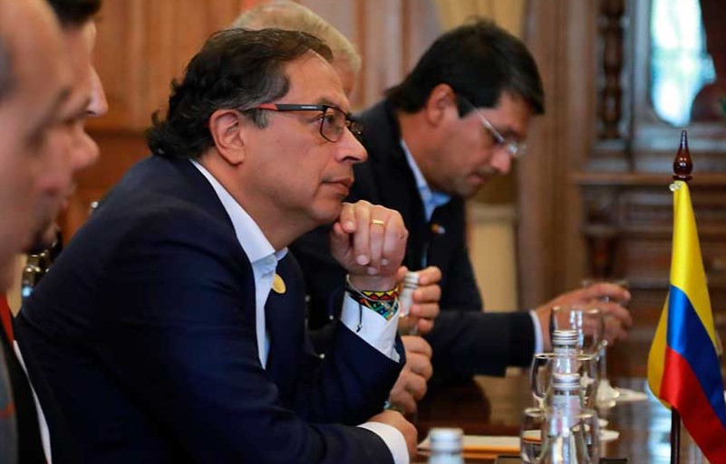 El jefe de Estado colombiano, Gustavo Petro, defendió en Chile la importancia de abrir el debate sobre el nuevo paradigma de lucha contra las drogas a nivel mundial y fue contundente en expresar que Estados Unidos, principal consumidor de estupefacientes, cayó en una “pandemia pública”, al destacar que pasó de 4.000 muertos al año por consumo de cocaína, a 100 mil por sobredosis de fentanilo. 