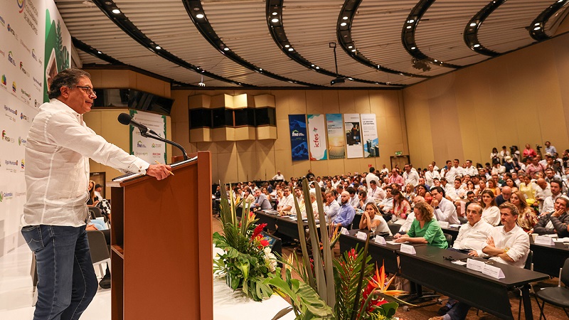 La iniciativa gubernamental beneficiaría a 500 mil adultos mayores en pobreza extrema y sin pensión, del programa Colombia Mayor, que pasarían de recibir $80.000 a $225.000 al mes.