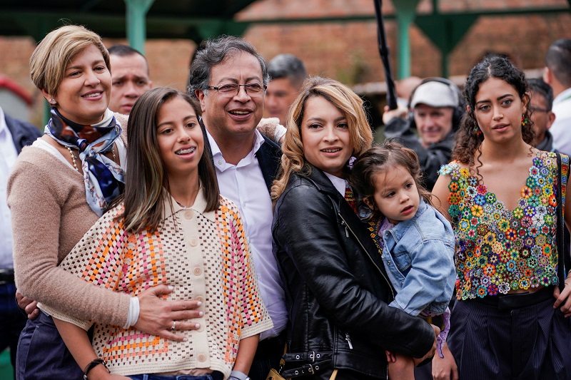 En su cuenta de twitter el jefe de Estado Colombiano, Gustavo Petro Urrego envío el siguiente mensaje a todas las madres de Colombia: 
