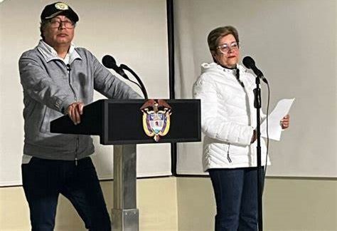 El Presidente Gustavo Petro decretó el salario mínimo para 2024, tras la fallida negociación entre trabajadores y empresarios. El incremento fue del 12% y un aumento del 15 % en el auxilio de transporte.