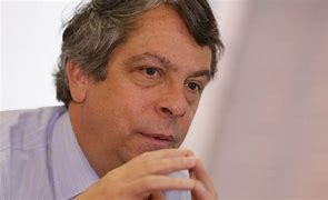 A los 65 años de edad fallece el periodista, analista político, excanciller y diplomático, Rodrigo Pardo, a raíz de un tumor en el cerebro.