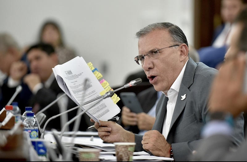El presidente del Congreso Roy Barrera, coordinador ponente del proyecto de Acto Legislativo, dijo a instancias de la comisión primera de la corporación, que dicha iniciativa cierra las listas para evitar la compra y venta de votos y el clientelismo, con la financiación prevalentemente estatal a los partidos y no a los candidatos individualmente considerados.