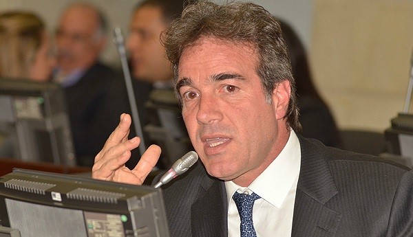 El Senador Samy Merheg instó al Ministerio de Vivienda, Ciudad y Territorio, que antes de priorizar recursos para mejoramiento de vivienda, destine en la presente vigencia, los $1.5 billones que se adicionaron en julio y no se han ejecutado, entre otros recursos, para el programa “Mi Casa Ya”.