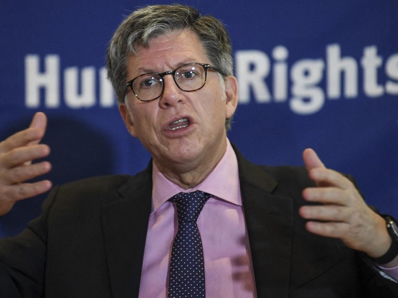 El director ejecutivo para las américas de Human Rights Watch, José Miguel Vivanco, dijo que "El Presidente ha firmado un decreto, que en la parte resolutiva que contiene ordenes específicas en materia de seguridad pública, no hay ninguna alusión directa, ni indirecta, a la necesidad que la fuerza pública actúe respetando los derechos humanos, que no haya exceso en el uso de la fuerza y no haya abusos".