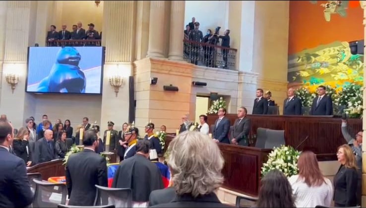 El cadáver del gran pintor y escultor colombiano, Fernando Botero Angulo, entró en Cámara ardiente en el salón Elíptico del Capitolio Nacional, para que los compatriotas le den el último a Dios, ceremonia protocolaria que se inició con la presencia del presidente del Senado, Iván Name; y de la Cámara de Representantes, Andrés Calle.