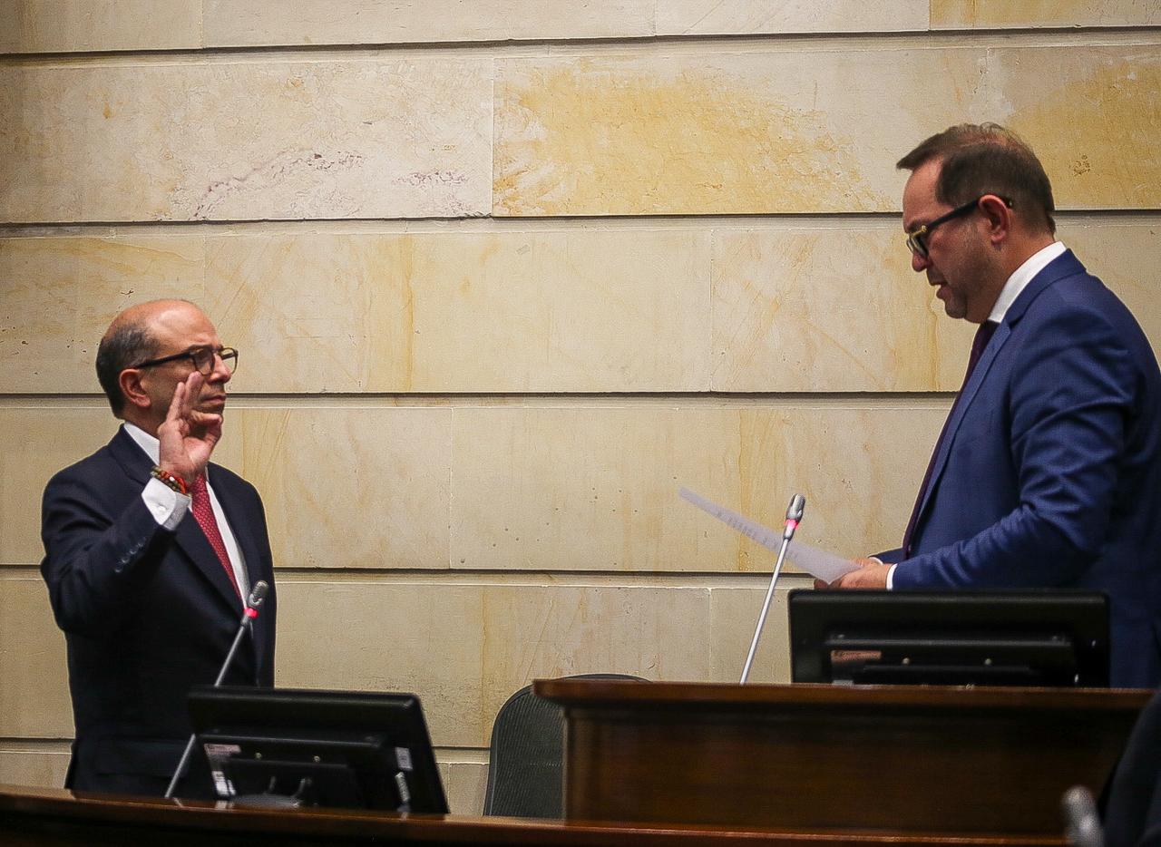 Por 62 votos a favor, de los 103 registrados, la plenaria del Senado eligió al ex defensor del pueblo, Carlos Camargo Assis, como nuevo magistrado de la Corte Constitucional, en remplazo de José Fernando Reyes Cuartas quien deja el alto tribunal el 5 de septiembre del 2025. 