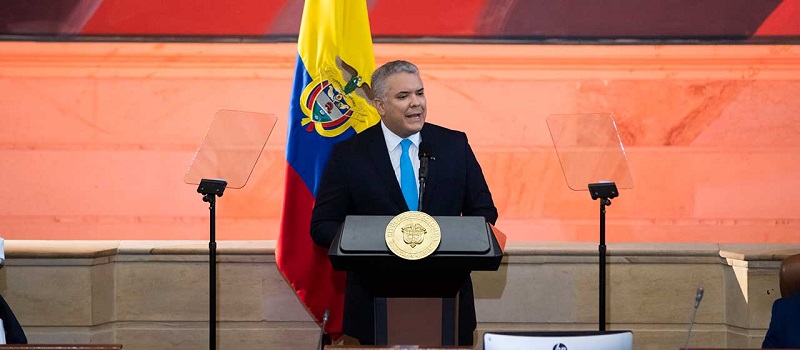 Al instalar las sesiones ordinarias del Congreso, el presidente Iván Duque Márquez, hizo una férrea defensa de su gestión, en medio de la pandemia, la crisis económica y el estallido social que se refleja en las protestas liderada por jóvenes, la dirigencia sindical, donde acciones vandálicas, de generadores de violencia, y desmanes de la fuerza policial, no solo han dejado muertos y heridos, sino destrucción en varias ciudades de Colombia. 