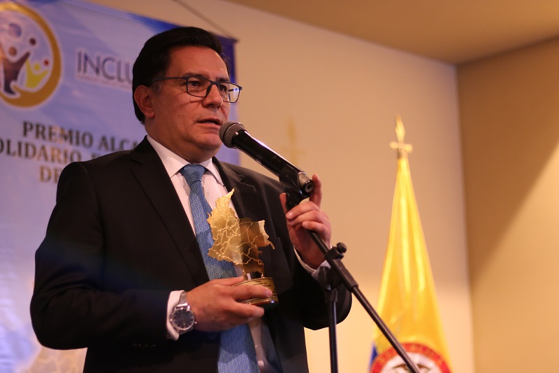 El alcalde de Facatativá, Guillermo Eduardo Aldana Dimas, fue contundente en anunciar a los habitantes de ese municipio, que en lo que lleva de su administración, no se endeudó, y por el contrario se pagó la deuda pública que ascendía a más de $14.000 millones cuando inició su mandato en ese municipio cundinamarqués.