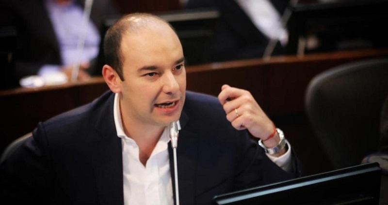Los concejales liberales de Bucaramanga: Javier Ayala Moreno, presidente del cabildo municipal y Francisco Javier González Gamboa, pidieron al director del Partido Liberal, César Gaviria Trujillo, conceder el aval a la alcaldía de la “Ciudad Bonita” al exsenador Horacio José Serpa Moncada. 