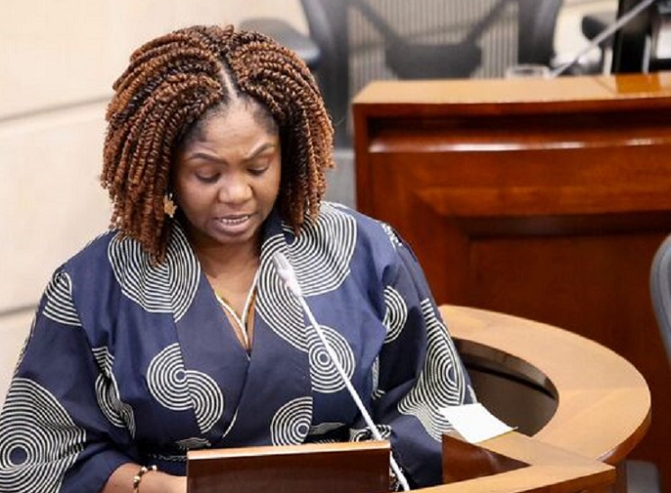 En un debate de control político en la plenaria del Senado, la vicepresidente de Colombia y ministra de Igualdad y Equidad, Francia Márquez, dijo que ha ejecutado solo el 2,2 por ciento del presupuesto para 2024 que fue de 1,8 billones, y agregó que el 94% del presupuesto ya está comprometido y “se encuentra en ejecución”.