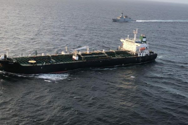 Irán está enviando su flota más grande de buques petroleros a Venezuela, desafiando las sanciones de EEUU, para ayudar al país a sobrellevar la gravísima escasez de combustible, informó la agencia Bloomberg de acuerdo con expertos.