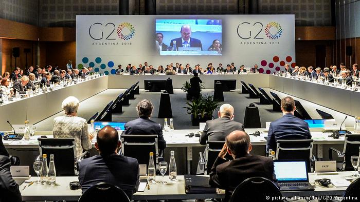 La décima Cumbre del G-20 en Buenos Aires es la primera que se realiza en América Latina y ya se recordará por las polémicas que ha suscitado. El presidente argentino, Mauricio Macri, que lucha contra una crisis financiera en su país, quiere acercar los problemas y preocupaciones de su continente a las 20 economías más importantes del mundo. 