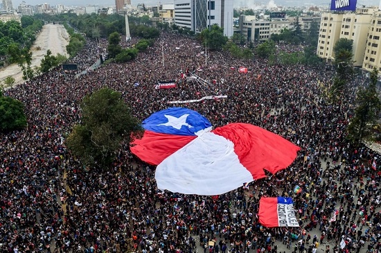 Nada más y nada menos que es el resultado de la movilización en ese país suramericano donde el Gobierno y la oposición acordaron un plebiscito para preguntar a todos los ciudadanos si quieren una nueva Constitución Política y si la prefieren a través de una Asamblea o una Convención.