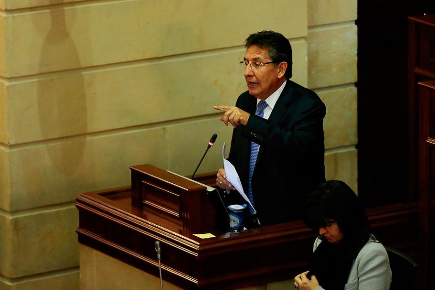 Después de la andanada contra el Fiscal General por parte de los citantes, los senadores, periodistas, funcionarios de la corporación y las barras presentes, quedaron paralizados cuando se hizo presente Martínez Neira ante el recinto y paso seguido el Presidente de la Corporación Ernesto Macías le dio la palabra para que se defendiera de las acusaciones.