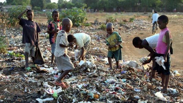 Simple y llanamente se establece que 2.153 son multimillonarios frente a 4.600 millones que son pobres a nivel mundial. Se señala que la fortuna del 1% de los más ricos del mundo corresponde a más del doble de la riqueza acumulada de los 6.900 millones de personas menos ricas, es decir un 92% de la población del planeta.