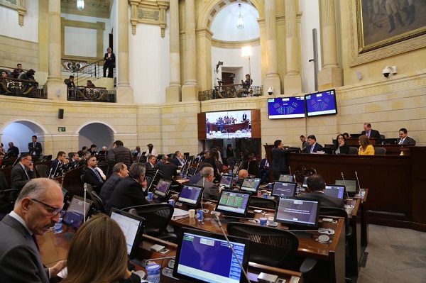 La plenaria del Senado de la República no logró los votos necesarios para definir la moción de censura contra el exministro de Defensa, Guillermo Botero. De los 54 votos que se registraron, 49 fueron por el sí y cuatro por el no, resultado que esquivó la moción de censura contra Botero, pues se necesitaban 55 votos a favor.
