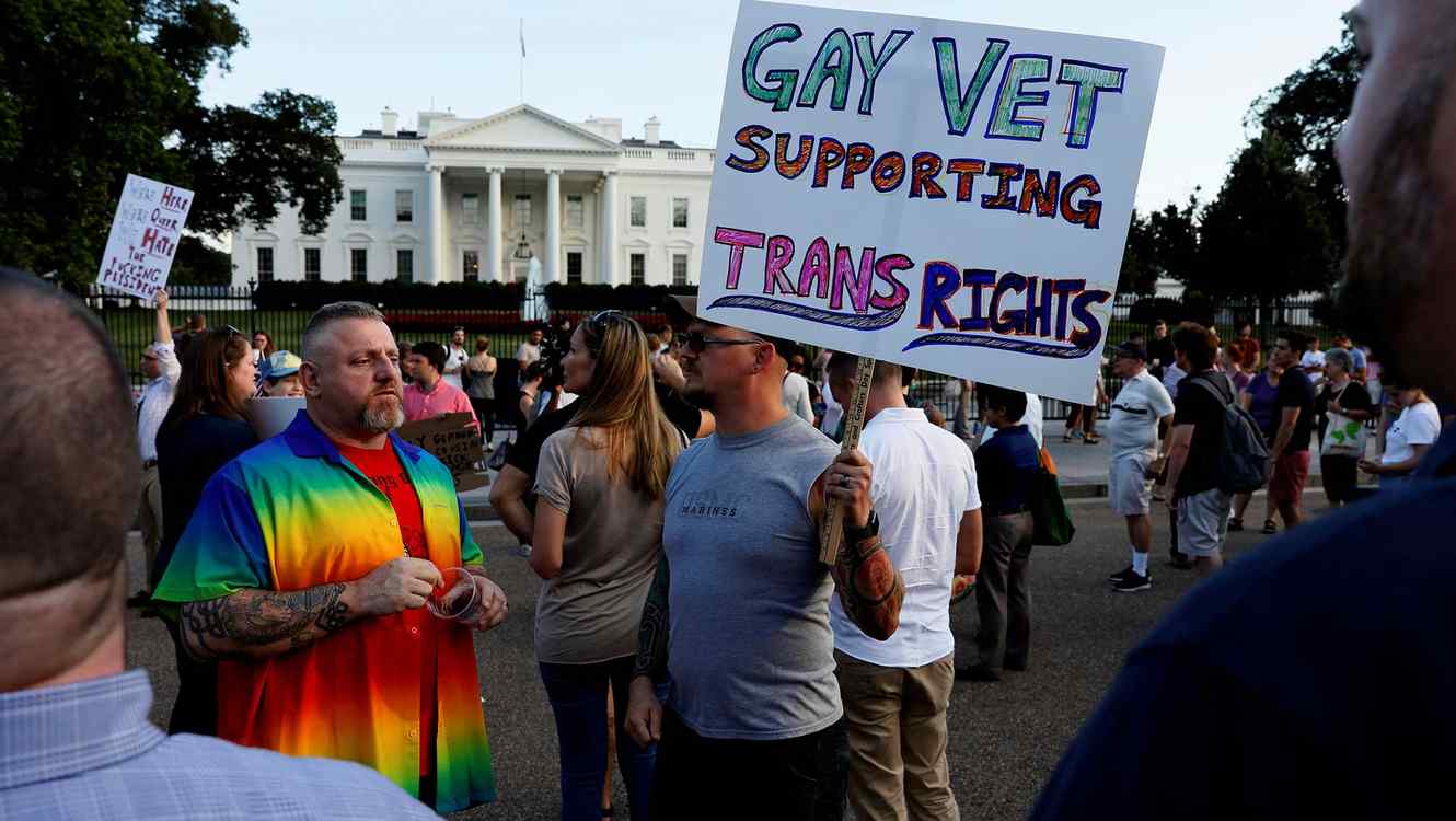 Mientras que Donald Trump pretende borrar del mapa a los transexuales, presentando un proyecto de ley ante el Congreso, en donde solamente se pueda anotar el género como masculino o femenino, en otros países, como Uruguay, es aprobada la Ley Integral para las Personas Trans, normativa inédita en América. 