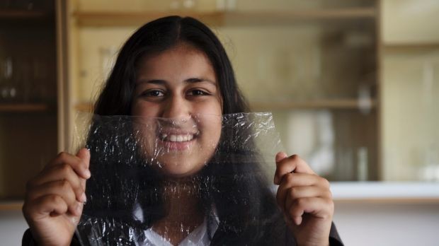 Angelina Arora, de Sydney Girls High School, con solo 16 años estaba preocupada por el plástico que se lanzaba a los océanos, sobre todo por las bolsas de la compra. Por ello, empezó a pensar en cómo fabricar uno que fuera biodegradable.