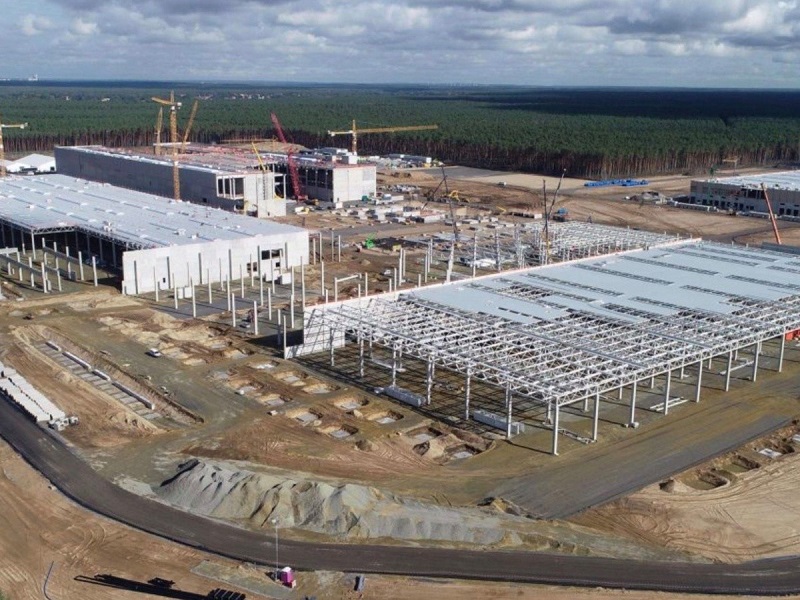 Tesla, la innovadora compañía del multimillonario empresario Elon Musk, fue obligada por un tribunal de justicia a suspender la tala de un bosque, en el lugar donde planea construir su gigafábrica cerca de Berlín, Alemania.